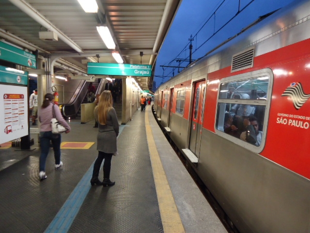 Estação de trem da linha vermelha, São Paulo